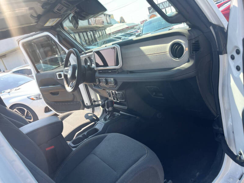 2024 Jeep Wrangler Sahara 4xe