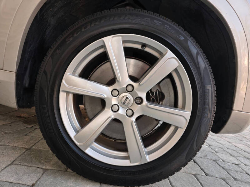 2016 Volvo XC90 T8 eAWD Momentum