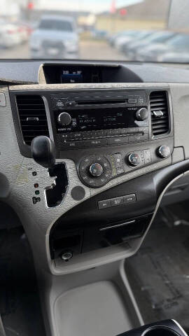 2012 Toyota Sienna LE 8-Passenger