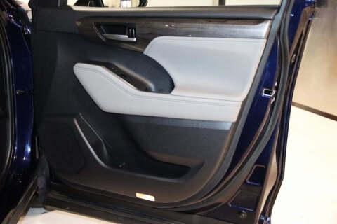 2021 Toyota Highlander Hybrid Platinum