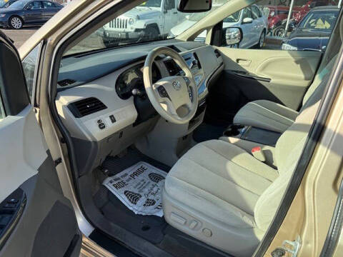 2013 Toyota Sienna LE 8-Passenger