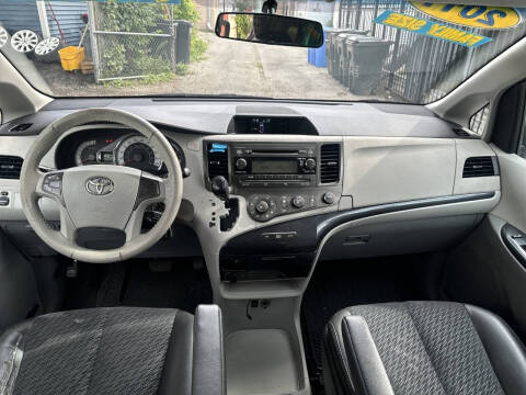 2011 Toyota Sienna SE 8-Passenger