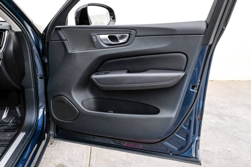 2023 Volvo XC60 B5 Plus Dark Theme