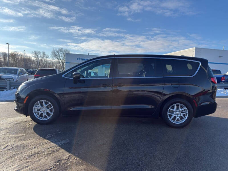 2025 Chrysler Voyager LX