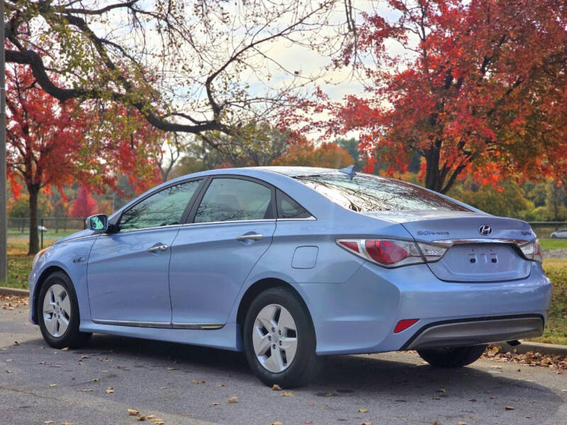 2012 Hyundai Sonata Hybrid Base photo 8