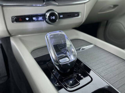 2025 Volvo XC60 B5 Ultra Dark Theme