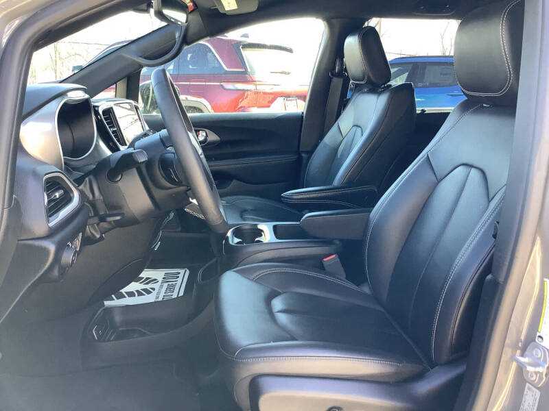 2025 Chrysler Pacifica Select