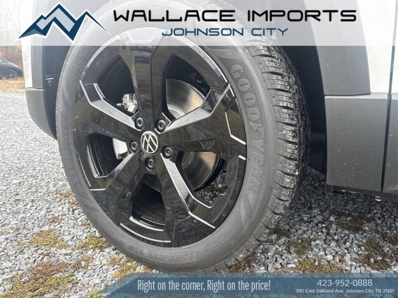 2026 Volkswagen Taos SE Black 4Motion