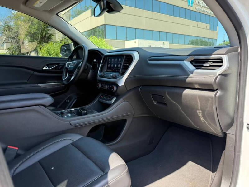 2023 GMC Acadia SLT