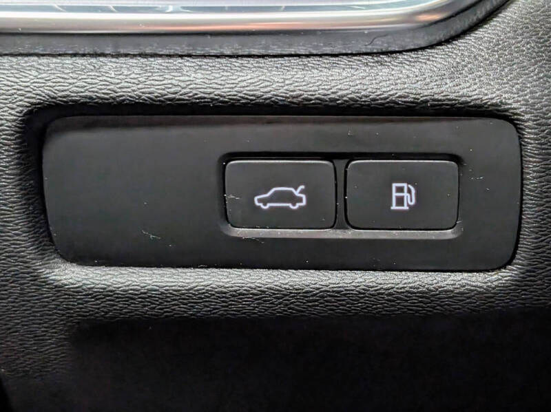 2023 Volvo S60 Recharge T8 Core Dark Theme