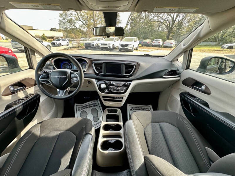2022 Chrysler Voyager LX