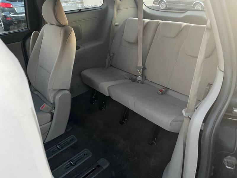 2016 Kia Sedona LX photo 12