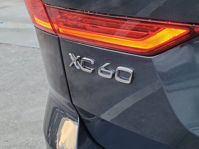 2024 Volvo XC60 B5 Core Dark Theme