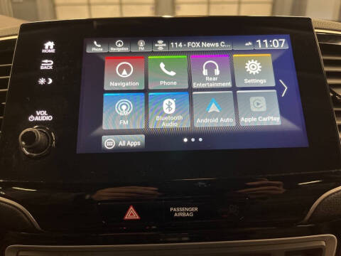 2022 Honda Pilot Touring w/Rear Captain's Chairs