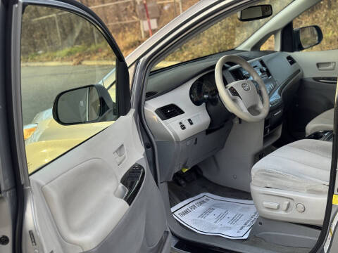 2013 Toyota Sienna LE 8-Passenger