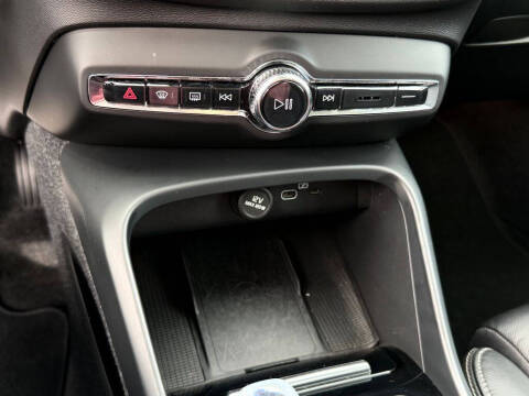 2023 Volvo XC40 B5 Plus Bright Theme