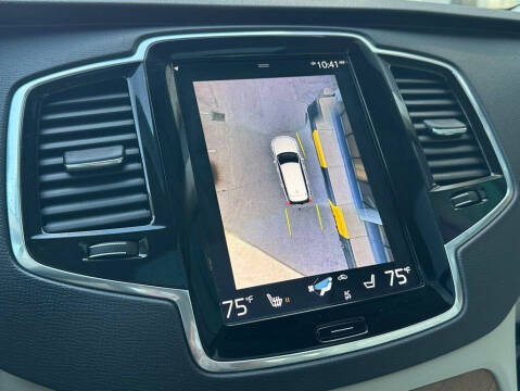 2022 Volvo XC90 T6 Momentum 7-Passenger