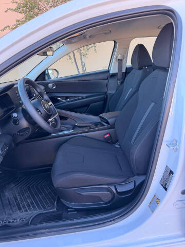 2025 Hyundai Elantra SE