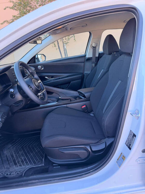 2025 Hyundai Elantra SE