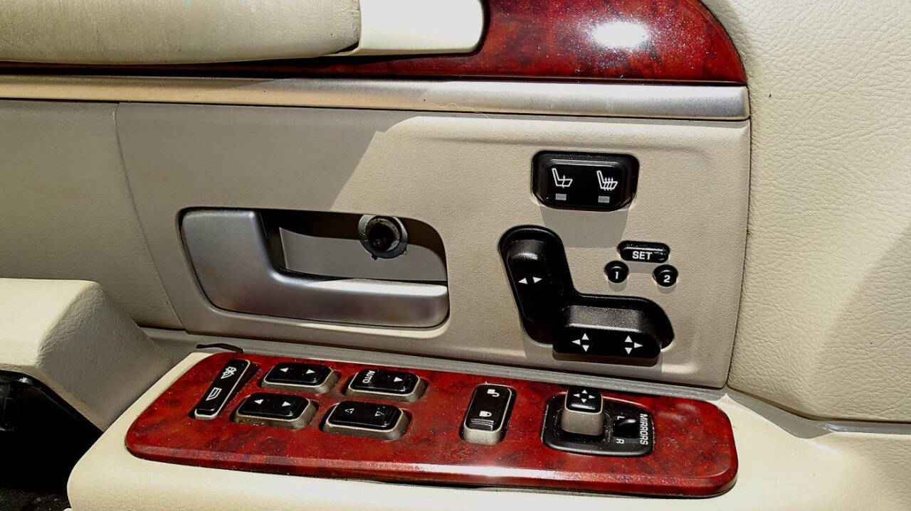 2004 Lincoln Town Car 25