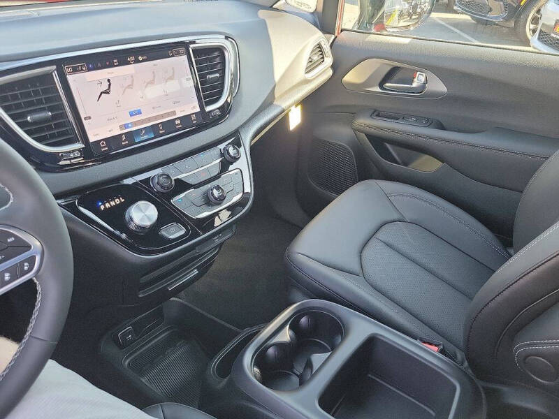 2026 Chrysler Voyager LX