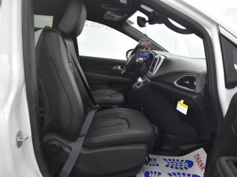 2025 Chrysler Pacifica Select