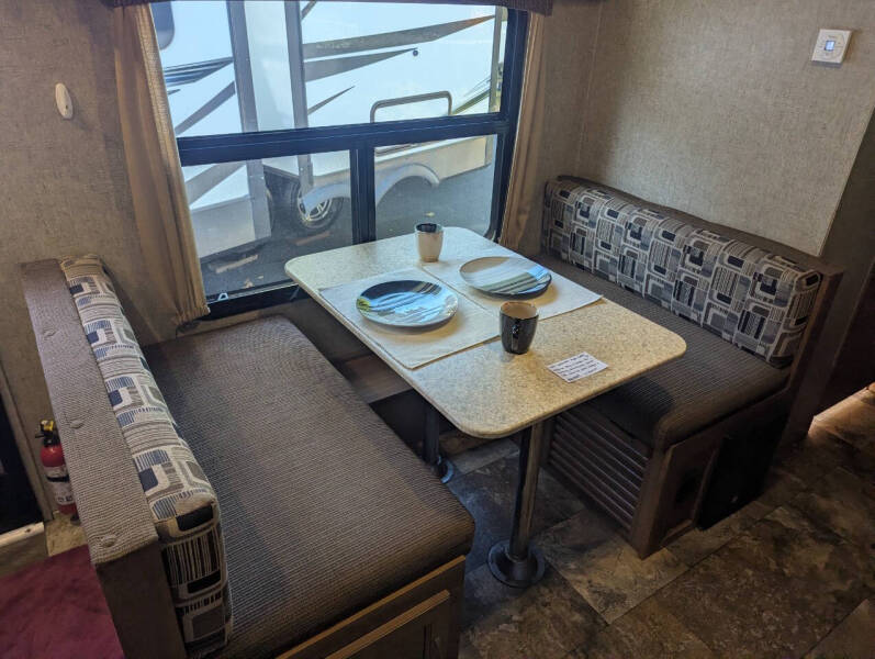 2015 Coachmen RV Apex 300BHS / 34ft