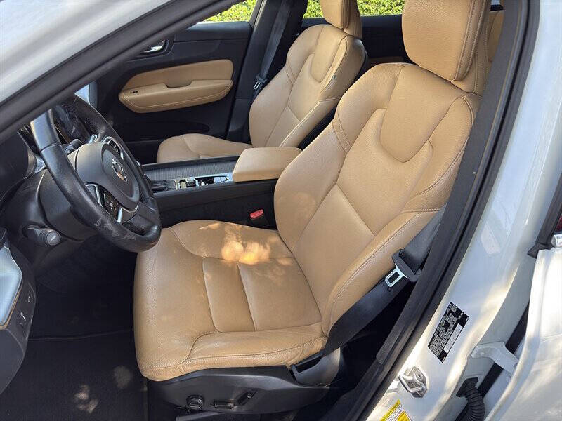 2020 Volvo XC60 34