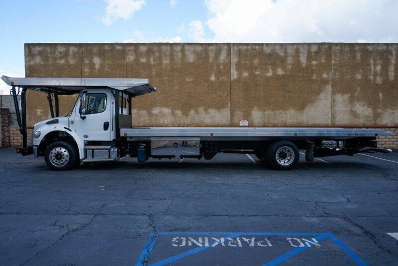 2023 Freightliner M2 106