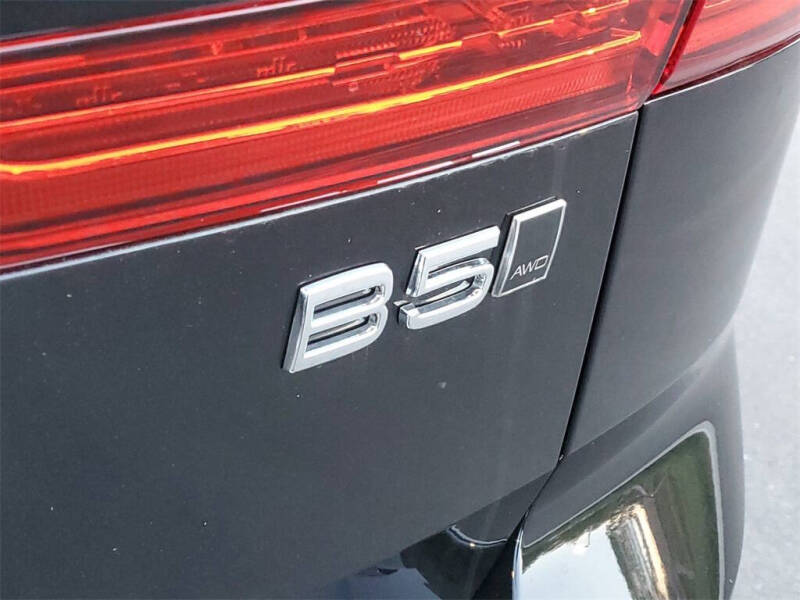 2025 Volvo XC60 B5 Plus Dark Theme