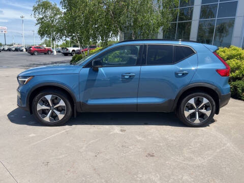 2023 Volvo XC40 B5 Plus Dark Theme