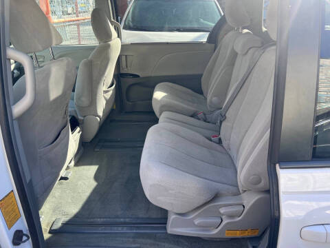 2013 Toyota Sienna LE 8-Passenger