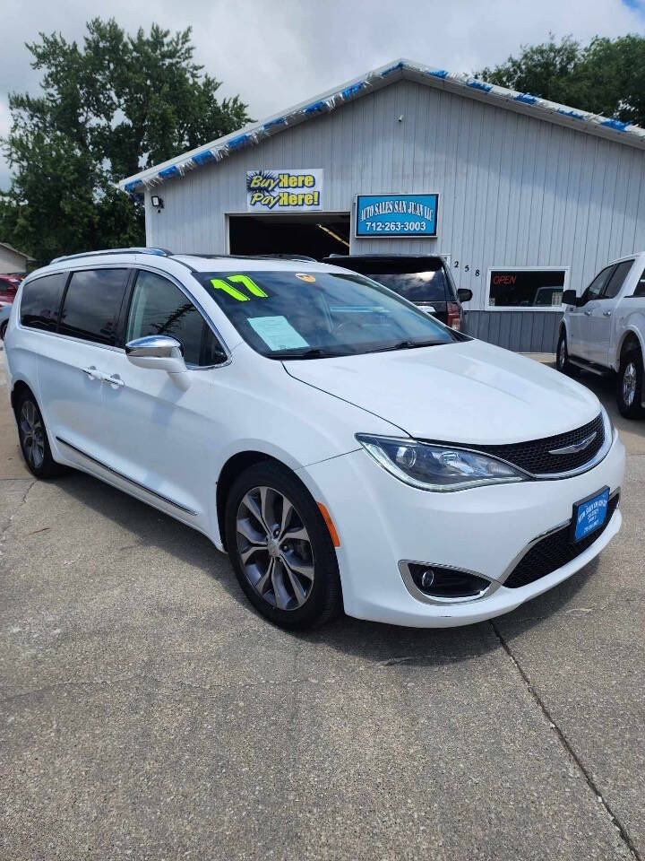 2017 Chrysler Pacifica Limited's photo