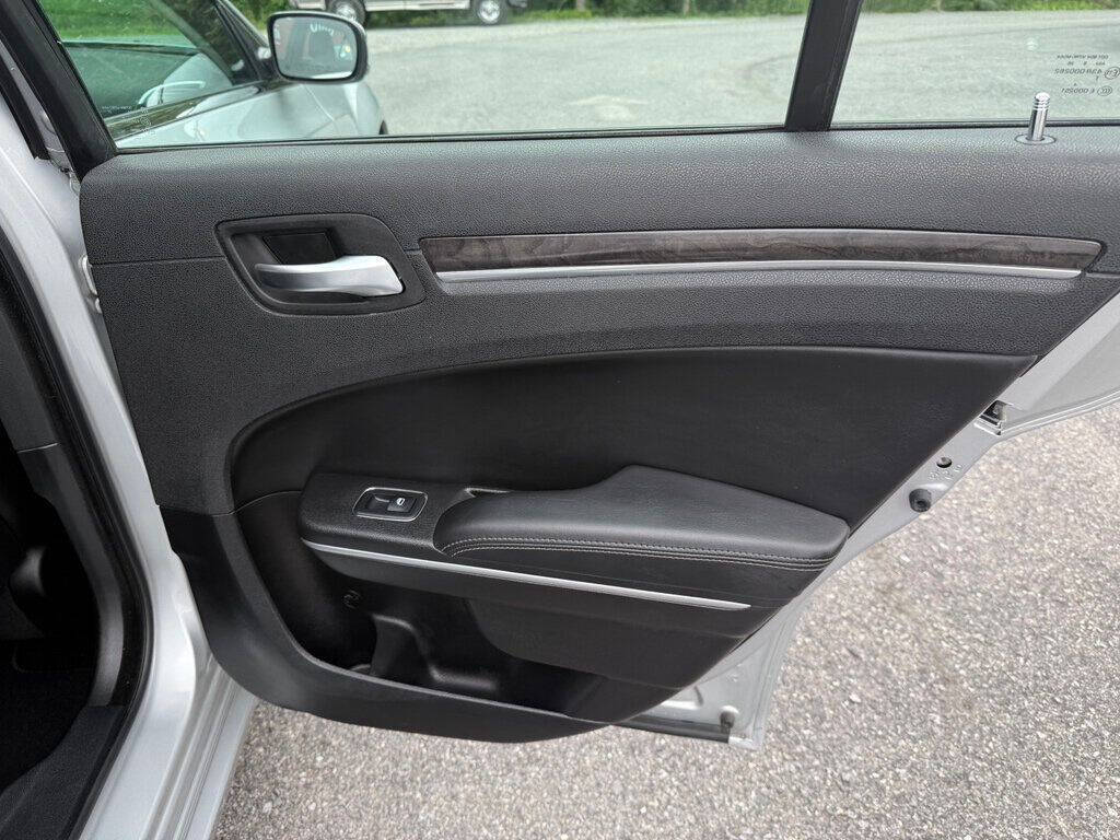 2019 Chrysler 300 38