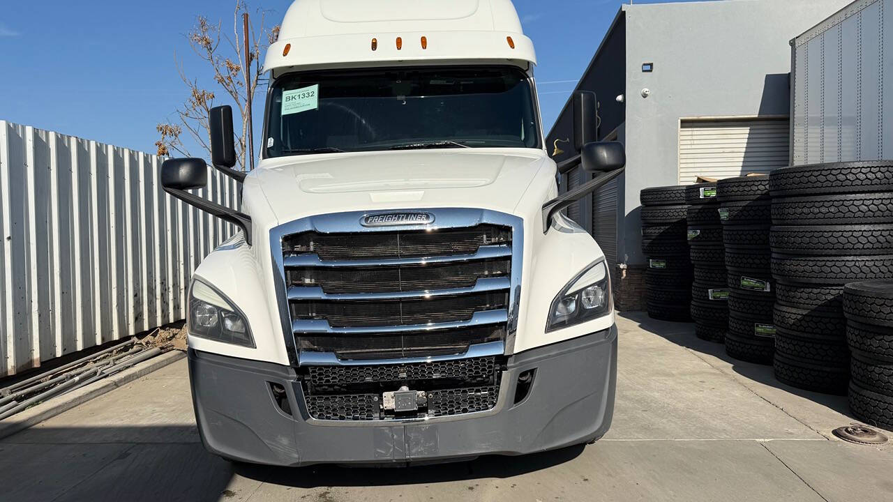 2018 Freightliner Cascadia for sale at KING TRUCK TRAILER SALES in Bakersfield, CA