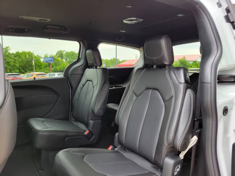 2027 Chrysler Pacifica Select