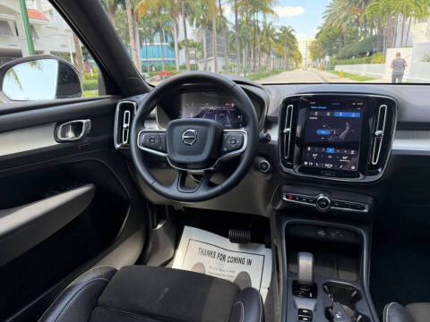 2025 Volvo XC40 B5 Core Bright Theme