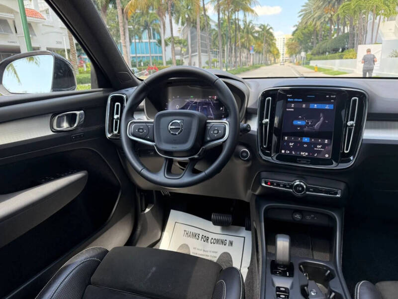 2025 Volvo XC40 B5 Core Bright Theme