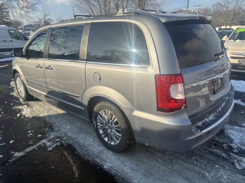 2015 Chrysler Town and Country Touring-L