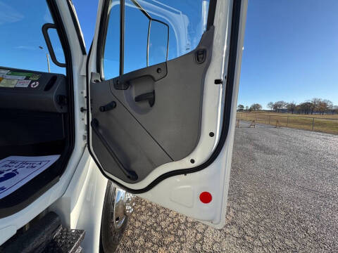 2012 Freightliner M2 106