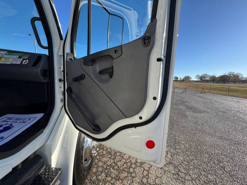 2012 Freightliner M2 106