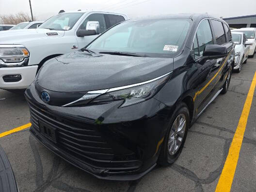 2024 Toyota Sienna LE's photo