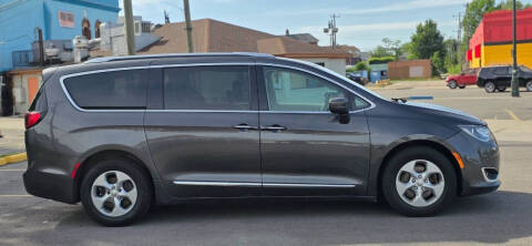 2017 Chrysler Pacifica Touring-L Plus