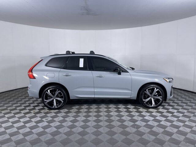 2025 Volvo XC60 B5 Ultra Dark Theme