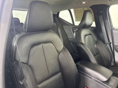 2024 Volvo XC40 B5 Ultimate Dark Theme