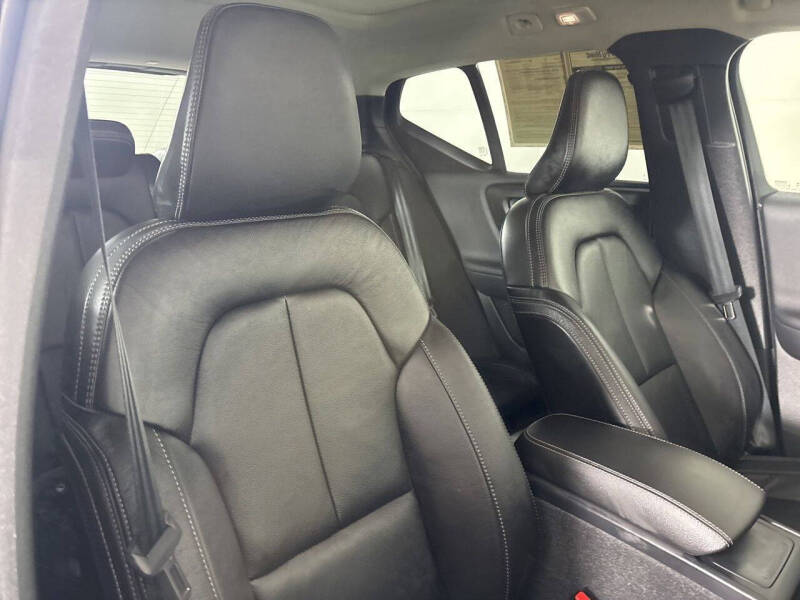 2024 Volvo XC40 B5 Ultimate Dark Theme