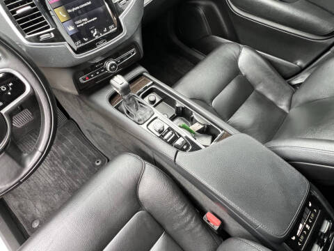 2017 Volvo XC90 T6 Momentum