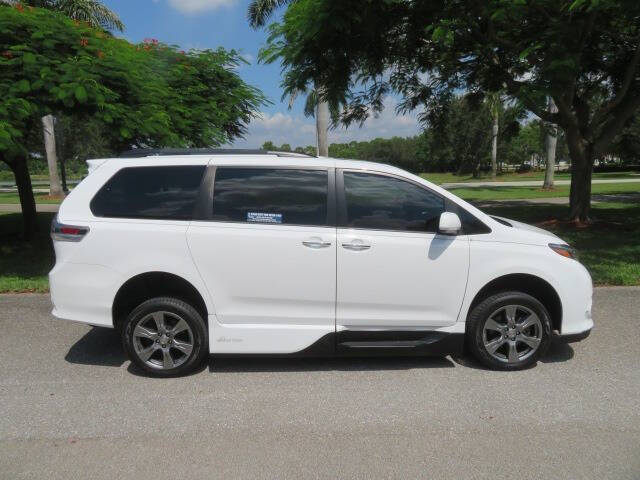 2017 Toyota Sienna SE Premium 8-Passenger