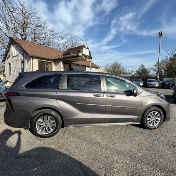 2021 Toyota Sienna LE 8-Passenger