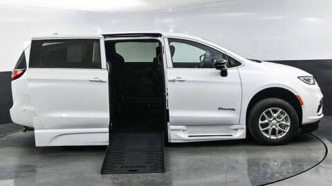 2025 Chrysler Pacifica Select